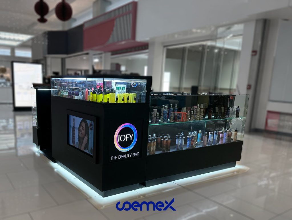 Kiosco con vitrinas de vidrio para iOFY The Beauty Bar