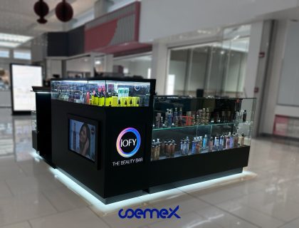 Kiosco con vitrinas de vidrio para iOFY The Beauty Bar