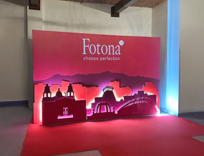 Backdrop iluminado para evento de Fotona